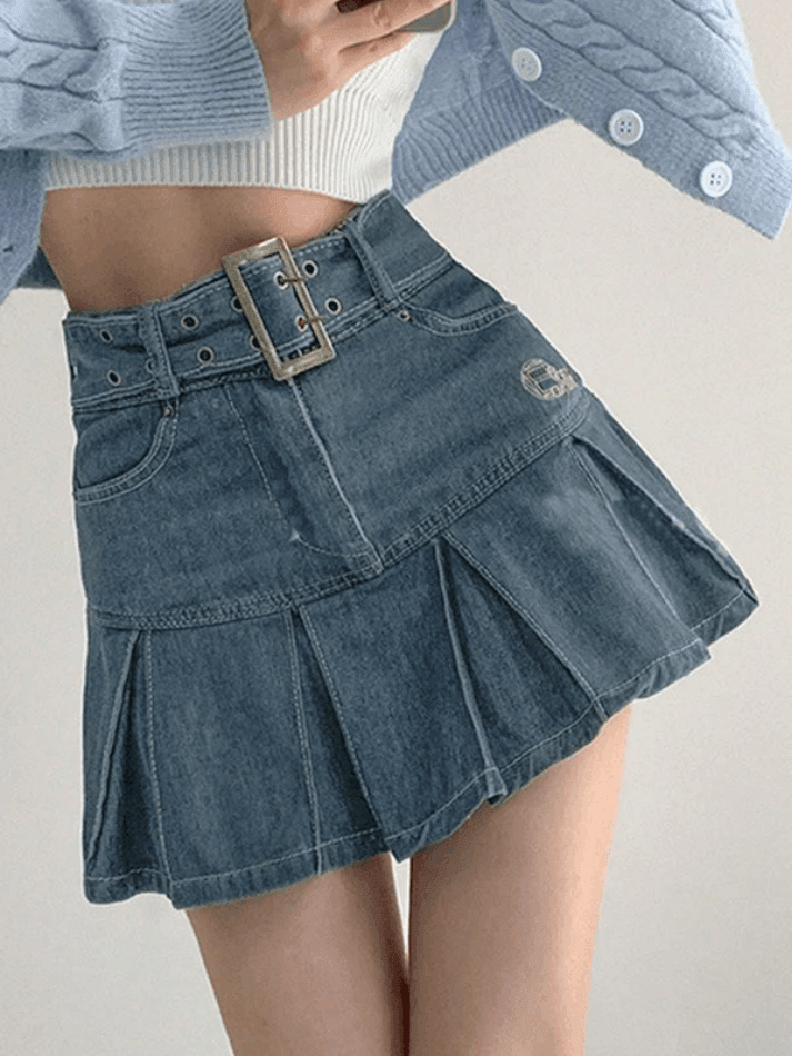Style Core Aesthetics, New Style Trends - Mini-jupe en jean plissée avec ceinture à boucle Style Core Aesthetics, New Style Trends - Mini-jupe en jean plissée avec ceinture à boucle
