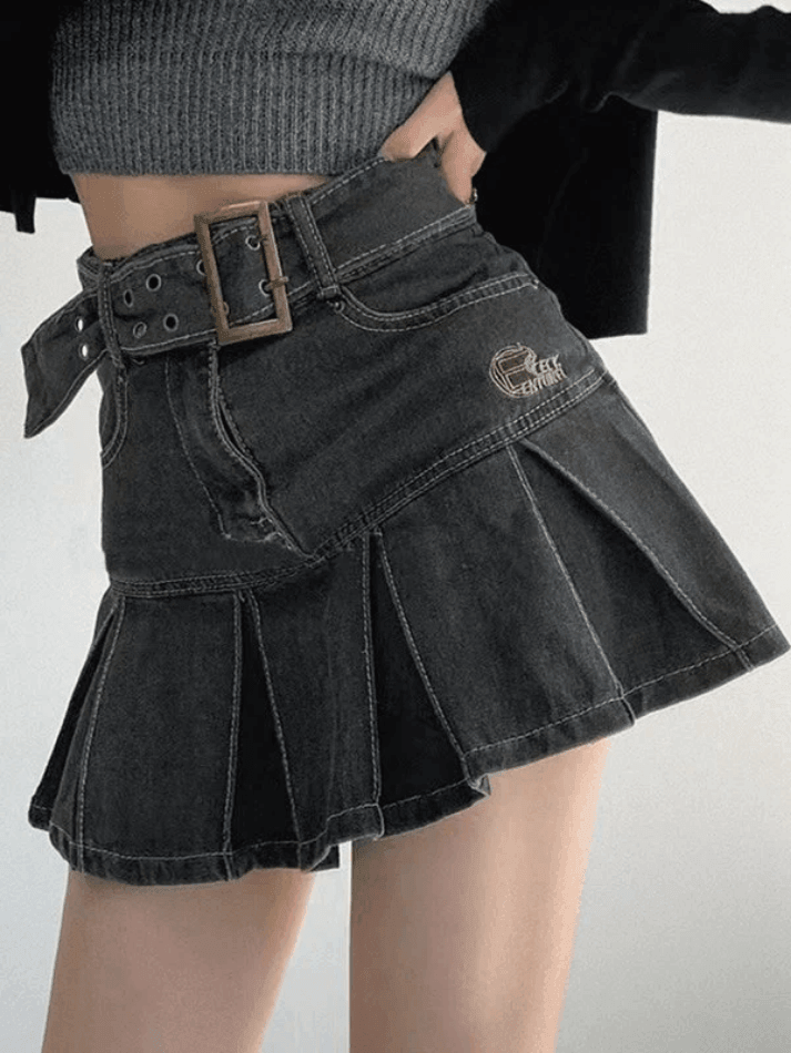 Style Core Aesthetics, New Style Trends - Mini-jupe en jean plissée avec ceinture à boucle Style Core Aesthetics, New Style Trends - Mini-jupe en jean plissée avec ceinture à boucle