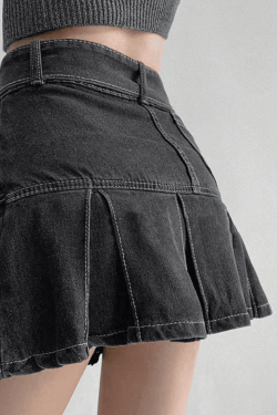 Style Core Aesthetics, New Style Trends - Mini-jupe en jean plissée avec ceinture à boucle