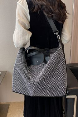 2025 New Large Capacity Black Rivet Messenger Bag