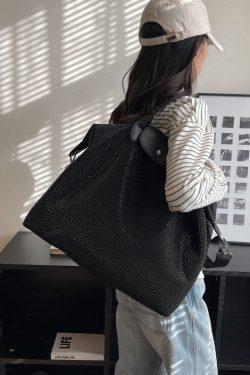 2025 New Large Capacity Black Rivet Messenger Bag