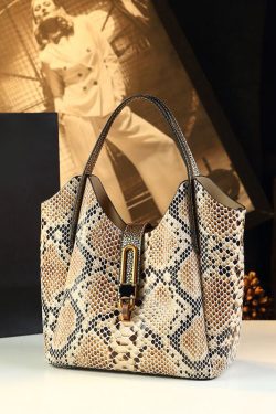 Boutique Serpentine Large Capacity Versatile Messenger Bag