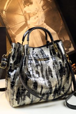 Classy Large Capacity Versatile Faux Leather Tote Handbag