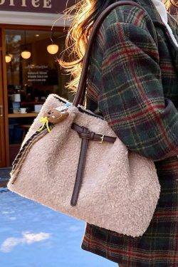 Handmade White Solid Durable Cute Pendant Wool Shoulder Bags