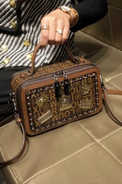 Retro Boutique Coffee Rivet Calf Leather Messenger Bag