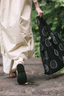 Simple Black Dot Embroideried Jacquard Linen Satchel Handbag