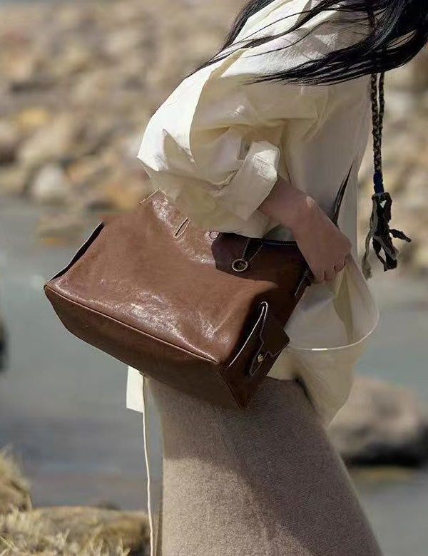 Stylish Black Versatile Calf Leather Messenger Bag